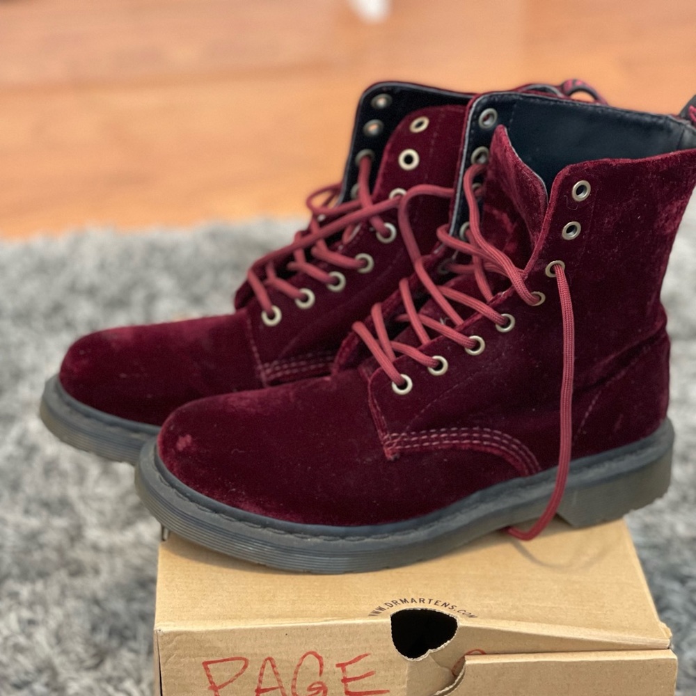ALMOST NEW barely worn RED VELVET DR. MARTENS UK 6 US 8 EU 39